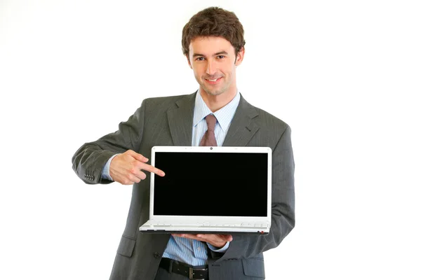 Hombre de negocios moderno apuntando en la pantalla en blanco de los ordenadores portátiles — Foto de Stock