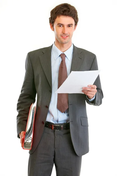 Современный бизнесмен с папкой и документом в руке — стоковое фото
