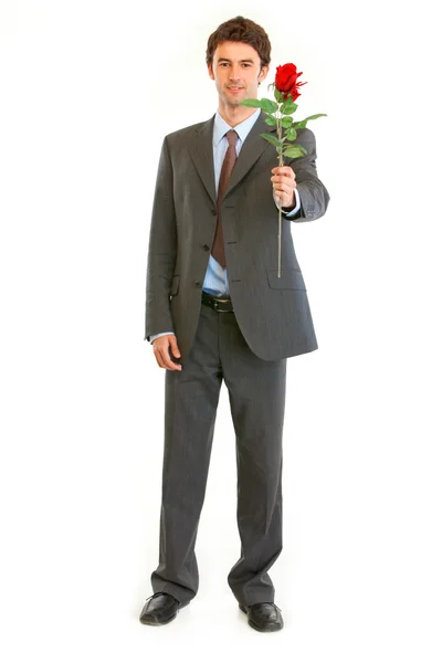 Ολόσωμο πορτρέτο χαμογελαστό σύγχρονο επιχειρηματία με κόκκινο τριαντάφυλλο — Φωτογραφία Αρχείου