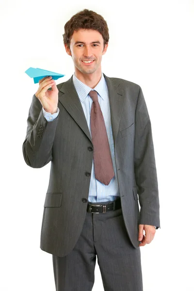 Улыбающийся современный бизнесмен с бумажным самолетом — стоковое фото