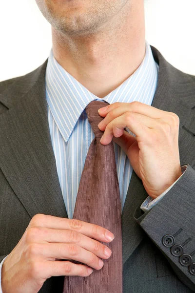 Бізнесмен вирівнює краватку. крупним планом — стокове фото