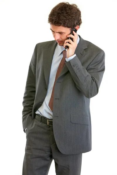 Заинтересованный бизнесмен разговаривает по телефону — стоковое фото
