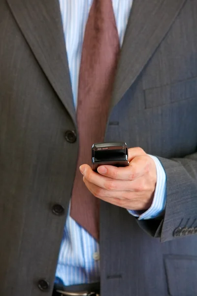 Мобільний телефон у руці людини. Мобільний зв'язок. Крупним планом . — стокове фото