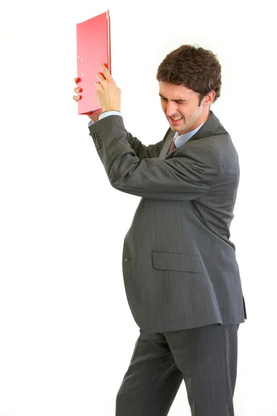 Разгневанный бизнесмен бросает папку — стоковое фото