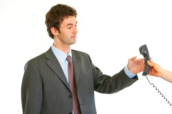 Серйозний сучасний бізнесмен бере телефон від секретарів руки — стокове фото