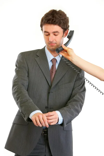 Jefe endereza los puños mientras la secretaria sostiene el teléfono — Foto de Stock