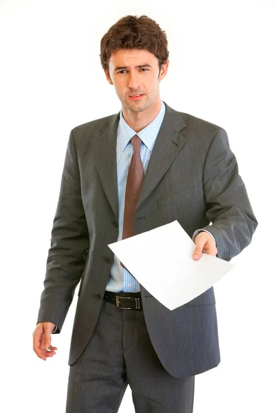 Недовольный современный бизнесмен показывает документ — стоковое фото