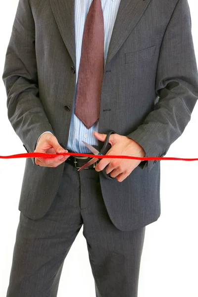 Nahaufnahme eines Geschäftsmannes, der rotes Band durchschneidet — Stockfoto