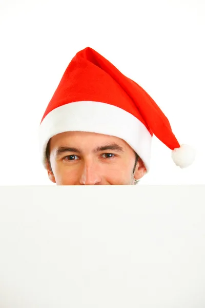 Escondido na frente do cara de cartaz em branco em Santa Hat — Fotografia de Stock