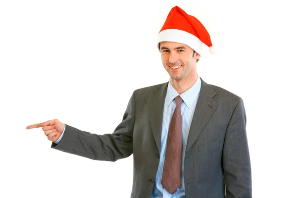 Gülümseyen genç iş adamı Noel Baba şapkası — Stok fotoğraf