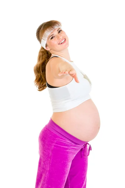 Gülümseyen güzel hamile kadın egzersiz yaparak — Stok fotoğraf