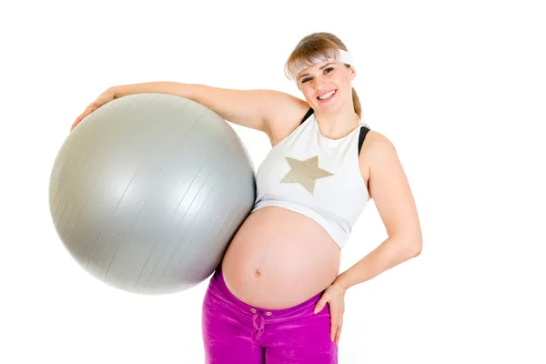Kobieta w ciąży robi pilates ćwiczenia na szary piłka — Zdjęcie stockowe