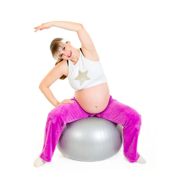 Femmina incinta che fa esercizi di pilates su palla grigia — Foto Stock