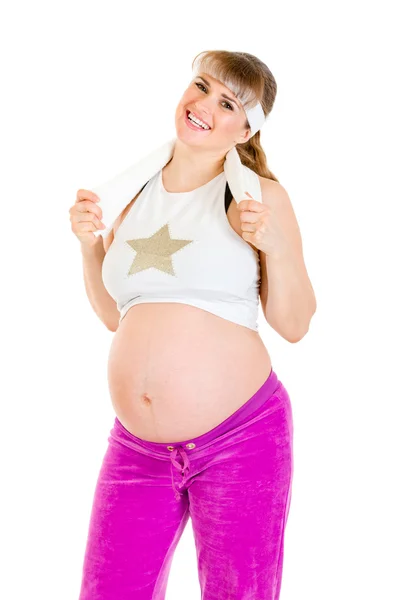 Щаслива красива вагітна жінка в спортивному одязі тримає рушник — стокове фото