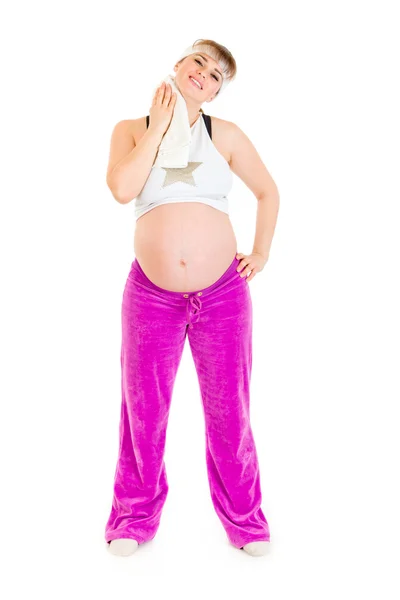 Gülümseyen hamile kadın egzersiz sonra yüzünü havluyla siliyor — Stok fotoğraf
