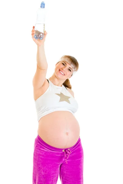 Sorrindo bela mulher grávida em sportswear segurando garrafa de água pura — Fotografia de Stock