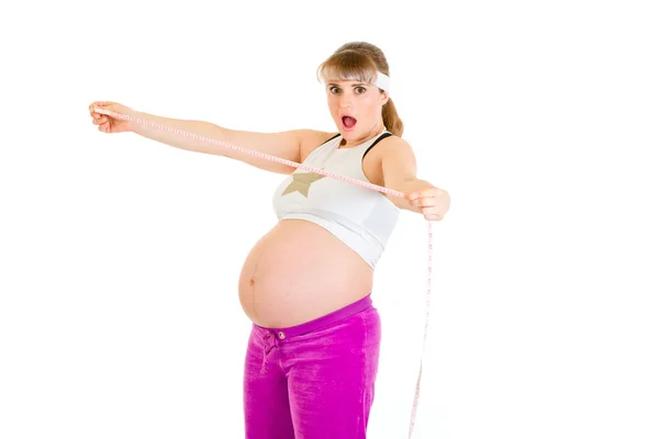 Chockad vacker gravid kvinna håller måttet tejp — Stockfoto