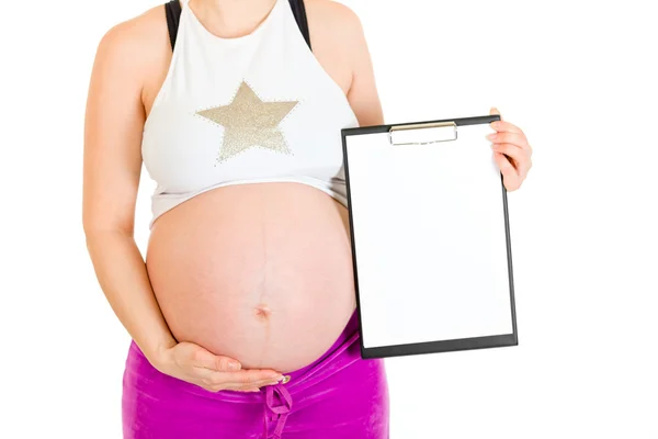 怀孕的女人控股空白剪贴板。特写. — 图库照片