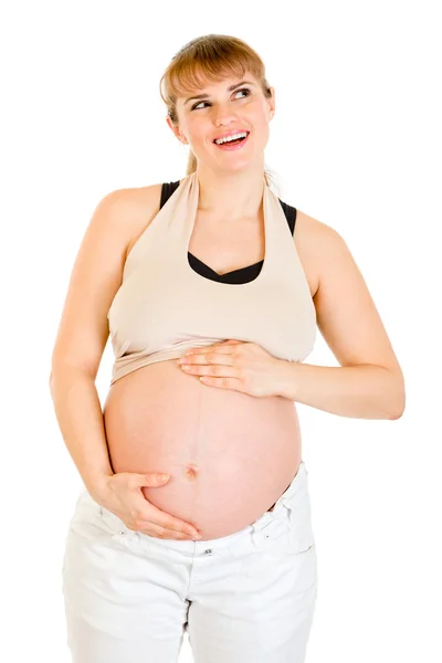 Мечтает красивая беременная женщина касаясь ее животик изолирован на белом — стоковое фото