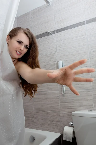 Bella donna in bagno streching per qualcosa — Foto Stock