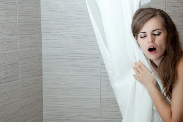 Belle femme chantant dans la salle de bain — Photo