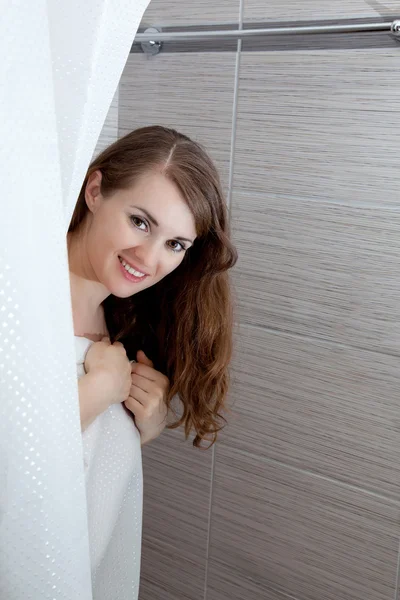 魅力的な女性はシャワーを浴びて — ストック写真