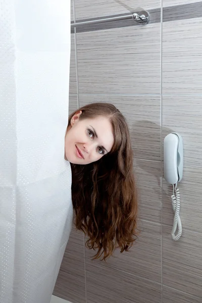 Приваблива жінка приймає душ — стокове фото