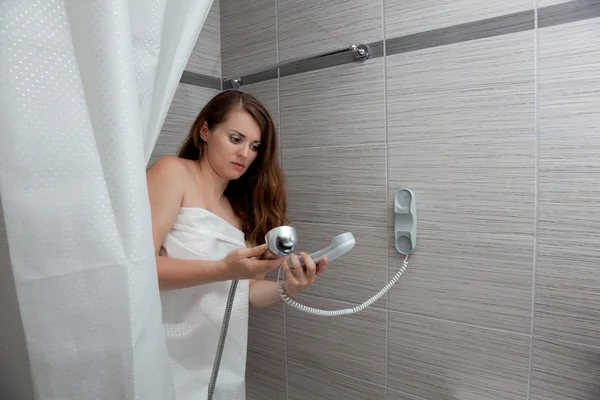 Attraktiv kvinna göra samtal i badrum — Stockfoto