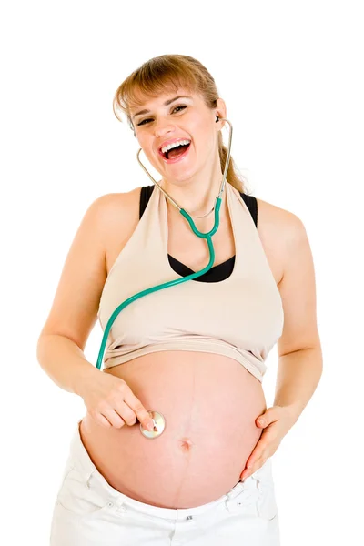 Zwangere vrouw houden stethoscoop op haar buik lachen — Stockfoto