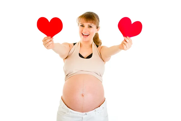 Szczęśliwy w ciąży kobieta trzyma dwa serca papieru w ręce. koncepcja - serca dwa — Zdjęcie stockowe