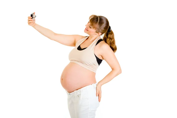 Lächelnde Schwangere fotografiert sich selbst — Stockfoto
