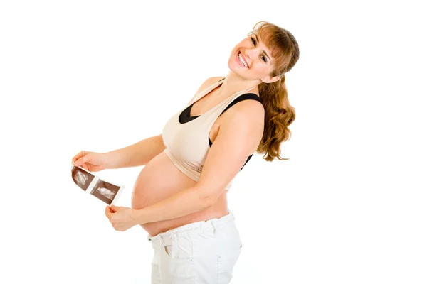 Смеющаяся беременная женщина держит эхо в руках — стоковое фото