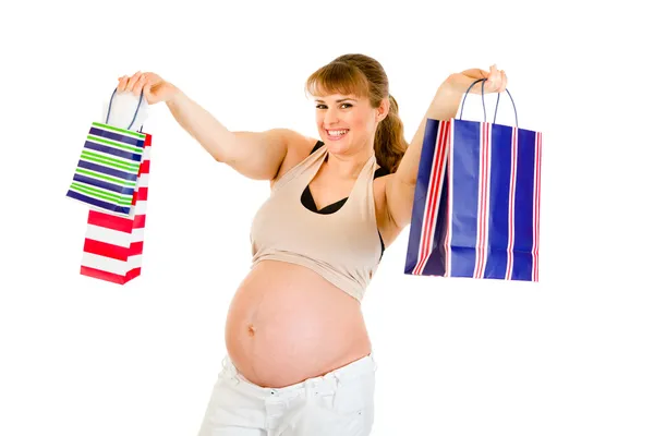 Mujer embarazada sonriente sosteniendo bolsas de compras en las manos —  Fotos de Stock