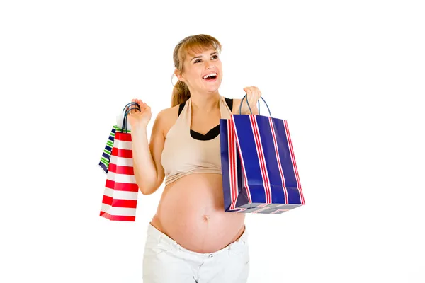 Felice donna incinta tenendo borse della spesa in mano — Foto Stock