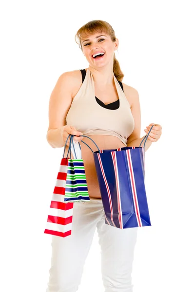 Mujer embarazada feliz sosteniendo bolsas de compras en las manos —  Fotos de Stock