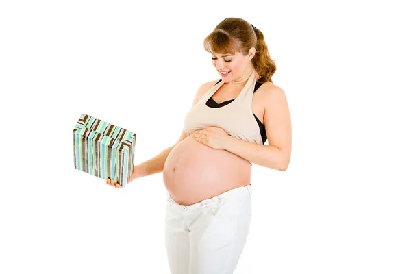 Sorrindo mulher grávida segurando presente para seu bebê — Fotografia de Stock
