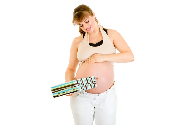 Soñando mujer embarazada sosteniendo presente para su bebé — Foto de Stock