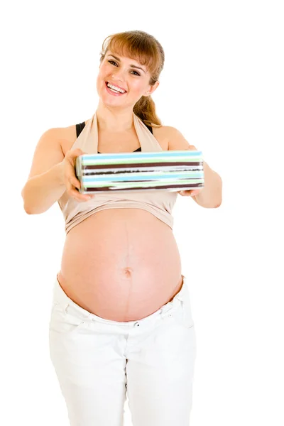 Mosolyogva gazdaság jelenlegi gyermekével terhes nő — Stock Fotó