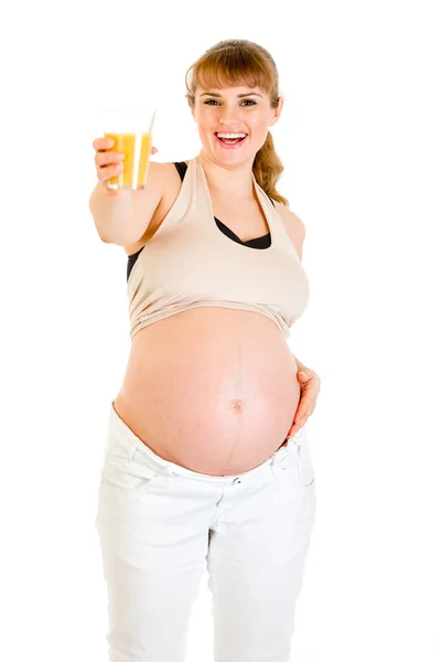 快乐怀孕的女人在手拿杯果汁 — 图库照片