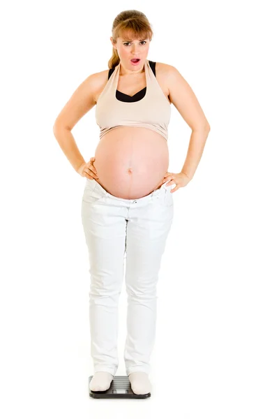 Niezadowolony z jej waga w ciąży kobiety stojącej w skali wagi — Zdjęcie stockowe
