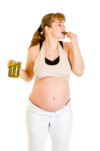 Gravid kvinna äta saltgurka med god aptit. koncept - lilla nycker! — Stockfoto