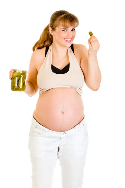 Sonriendo hermosa mujer embarazada comiendo encurtidos — Foto de Stock