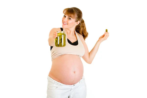 Sonriente hermosa mujer embarazada sosteniendo frasco de pepinos en la mano — Foto de Stock