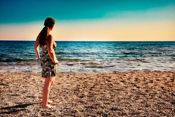 美しい女性のビーチで日の出を楽しんでいます。 — ストック写真