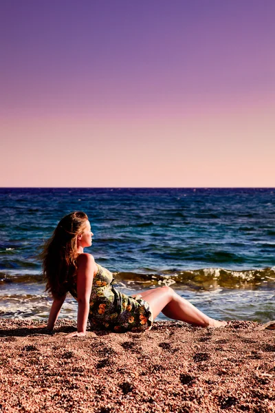Beautiful woman enjoying sundown at beach — Stock Photo, Image
