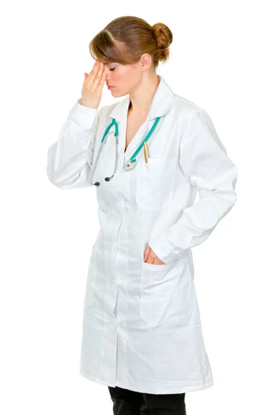 Kobieta zmęczony lekarz trzymając rękę w pobliżu czoło — Zdjęcie stockowe