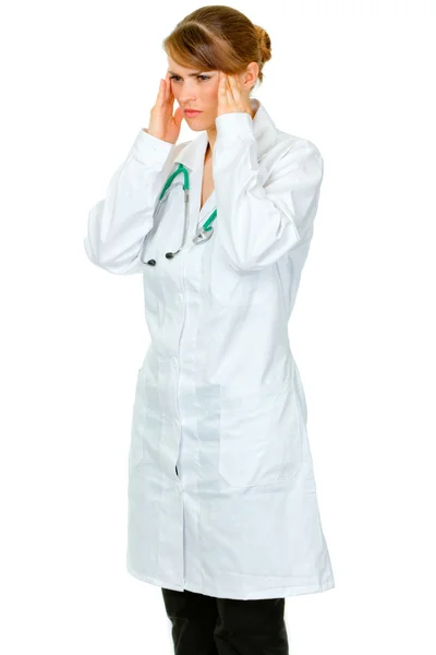 Женщина-врач с головной болью держит руки за голову — стоковое фото