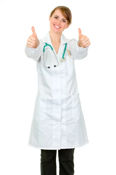 親指のジェスチャーを示す医師女性の笑みを浮かべてください。 — ストック写真