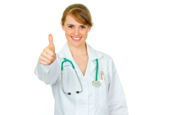 親指のジェスチャーを示す女性医師の笑みを浮かべてください。 — ストック写真