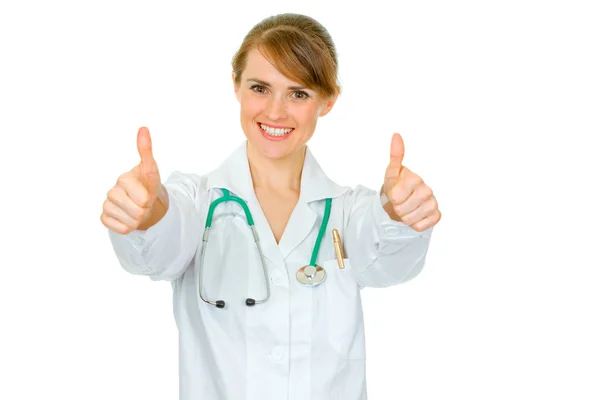 親指のジェスチャーを示す医師女性の笑みを浮かべてください。 — ストック写真